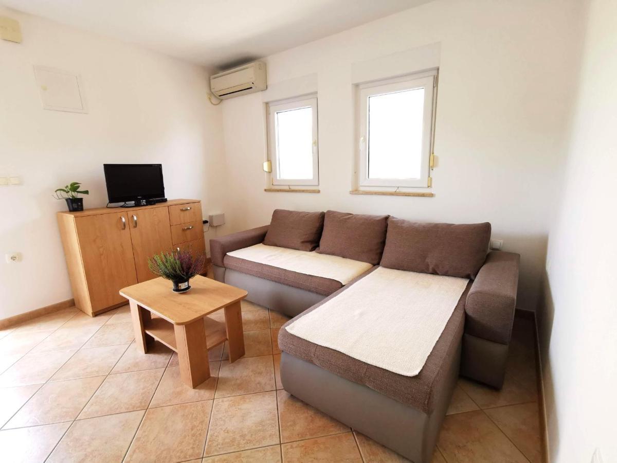 Dundo In Quiet Area Apartment