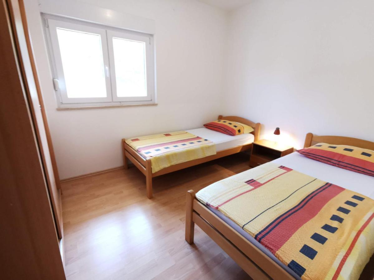 Dundo In Quiet Area Apartment