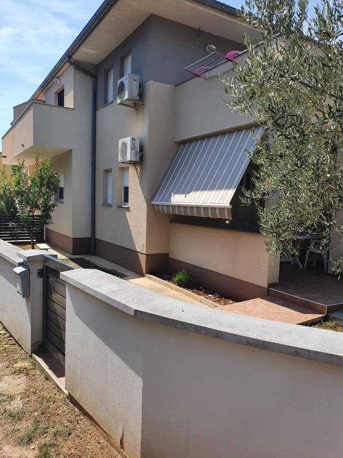 Dundo In Quiet Area Apartment *